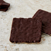 Apiladores finos oscuros decadentes de chocolate orgánico de Lundberg